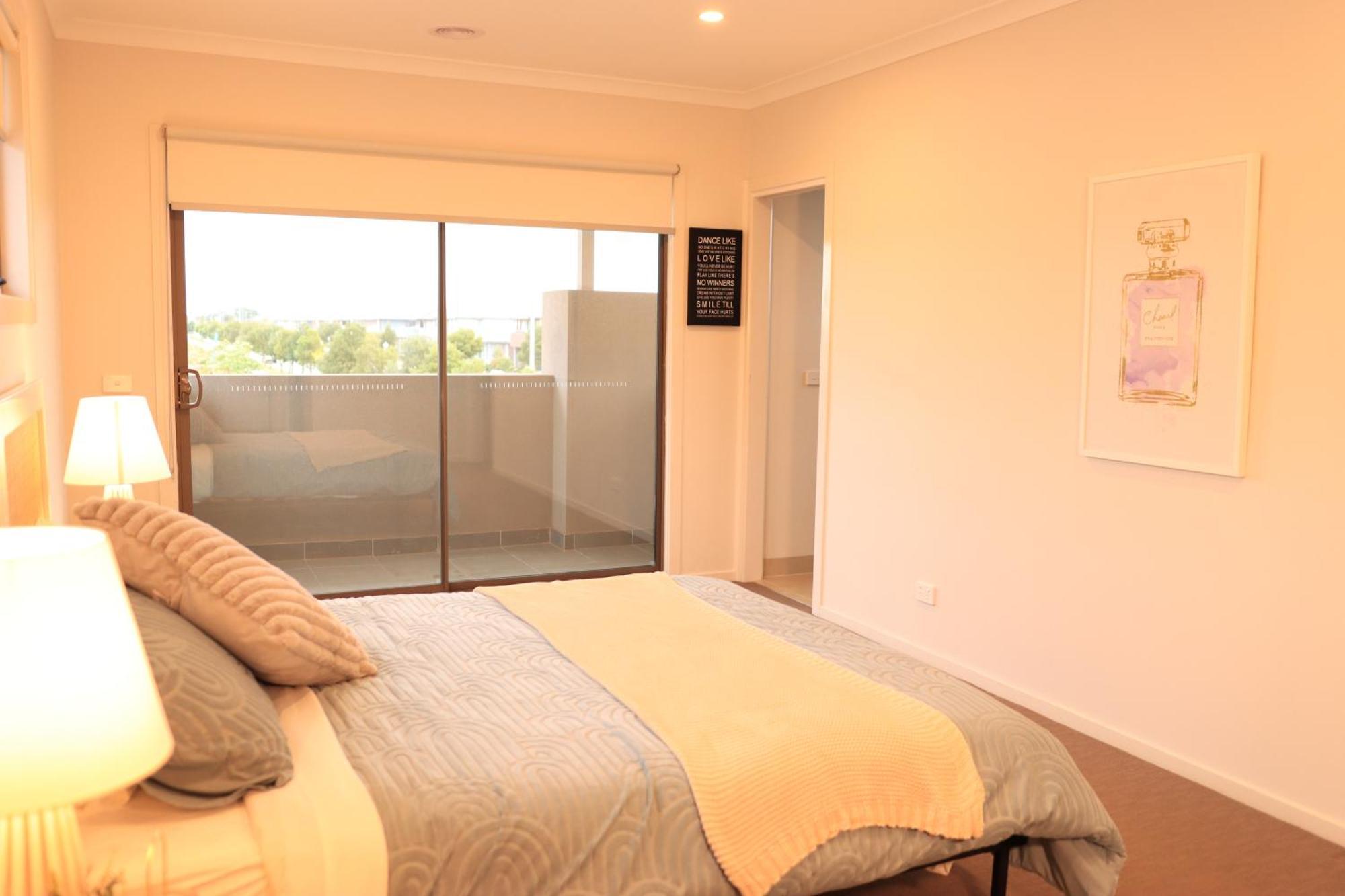 Melbourne Holiday House For 15 Peoples In Sanctuary Lake Point Cook Exterior photo